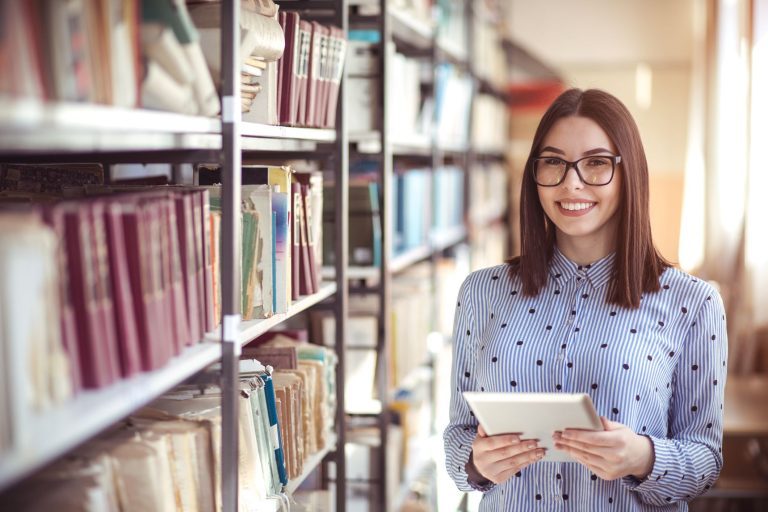 o que é o enade: menina segurando caderno