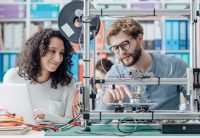 iniciação científica: casal de amigos em laboratório de tecnologia