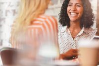 Desenvolvimento de carreira: jovem mulher sorrindo