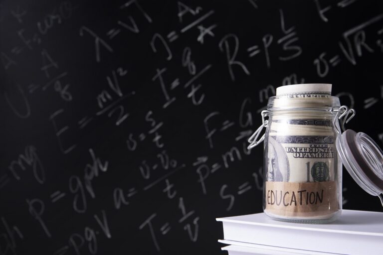 Preço da faculdade de Administração: investimento × retorno profissional