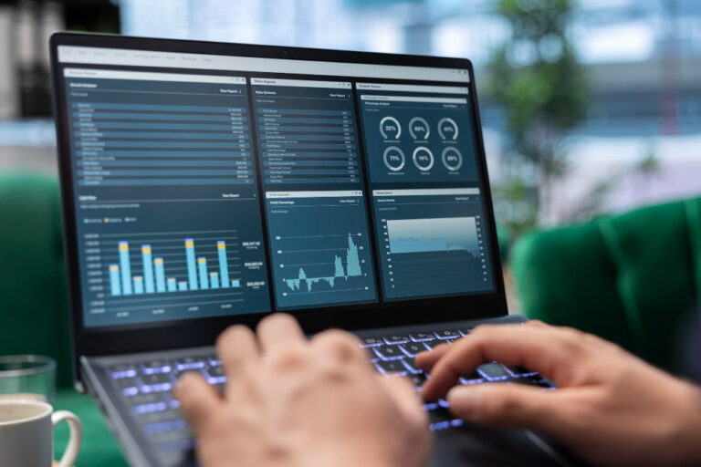 Diferença entre engenheiro, cientista e analista de dados ilustrada por tela de notebook com métricas e gráficos de Business Intelligence (BI).