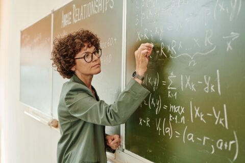 Desafios do ensino de exatas: a importância de professores qualificados em Matemática e Física